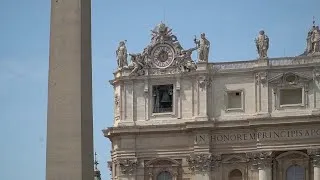 Miniature : Les cloches du Vatican sonnent et annoncent la mort du pape François.