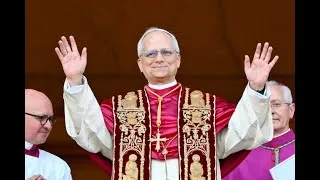 Miniature : Léon XIV reçoit les applaudissements des cardinaux dans la chapelle Sixtine.