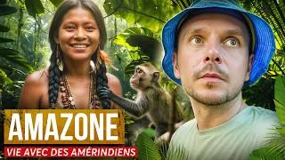 Miniature : Avec une belle fille dans la jungle amazonienne chez les Amérindiens de la Colombie.