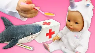 Miniature : Vidéo rigolote pour filles. Le poupon Baby Born et Baby Shark se remettent de la potion magique