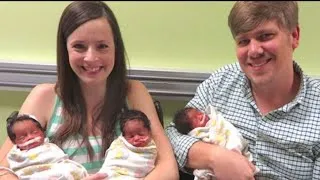 Miniature : Une maman donne naissance à 3 bébés noirs (triplés), puis le papa éclate en sanglots.