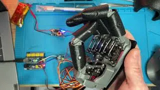 Miniature : Construire une main robotique en impression 3D avec des servos SG90