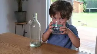 Miniature : L'astuce pour apprendre à un enfant à se servir tout seul un verre d'eau