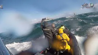 Miniature : Navigation autonome en mer formée,  Rémy franchit le Raz de Sein par force 5