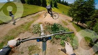 Miniature : Piste AIRLINES au bike park Les Gets ! 🛰️ Sur orbite sur la plus grosse ligne de sauts de ce secteur