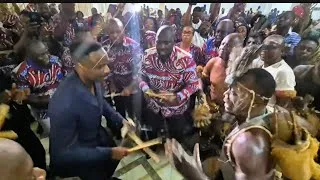 Miniature : Junior Bongo fou de joie à son mariage danse comme jamais à célébration coutumière 