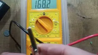 Miniature : Le multimètre mesure de la résistance électrique et de la tension électrique 