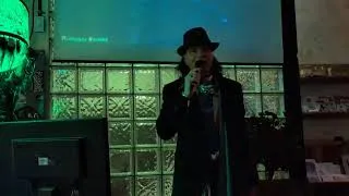 Miniature : Pierre Harrisson alias Le Chanteur De Rimouski aime rencontrer des gens de partout.
