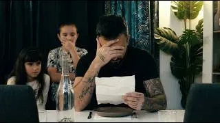 Miniature : IL NE FALLAIT PAS LIRE CETTE LETTRE... | SOUS LA TABLE (Court-métrage)