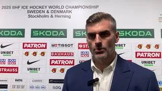Miniature : Yorick Treille  - coach équipe de France. IIHF 2025. Zone mixte après France - Suède