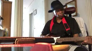 Miniature : Pr EFL essaie de jouer les accords de la chanson Mamou de Bellami (v2)