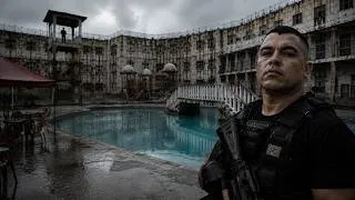 Miniature : IL A TRANSFORMÉ SA PRISON EN ROYAUME… AVEC UNE PISCINE ET UN ZOO