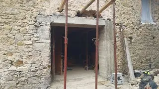 Miniature : Ouverture dans un mur en pierre, cadre en béton, fondation, poteau, linteau pour une baie vitrée.
