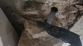 Miniature : Casser proprement une pierre dans un mur en limitant le risque d'effondrement.