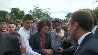 Miniature : MACRON RECADRE UN ADOLESCENT QUI L'APPELLE "MANU" !!