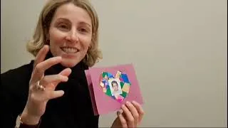 Miniature : Clémence présente à Nour les cartes que ses élèves ont réalisées