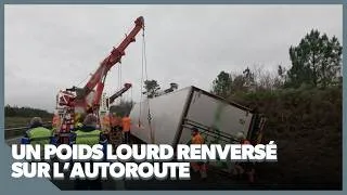 Miniature : Ce poids lourd bloque une autoroute !