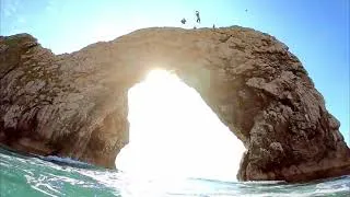 Miniature : Cliff Diving from DURDLE DOOR 25m triple frontflip, dods and synchro (tridem) jump FPV drone !