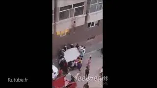 Miniature : Une rue se mobilise pour sauver un homme bloqué dans son appartement en feu