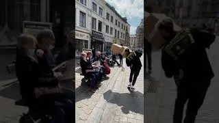 Miniature : PRANK: Falling Boxes Prank à Bruxelles 👮‍♂️🤣📦