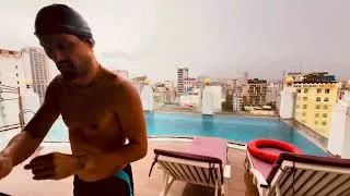 Miniature : Natation au Vietnam : la culbute en crawl dans une petite piscine 