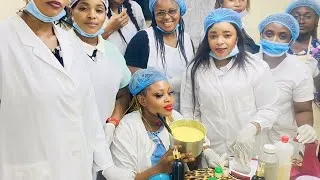 Miniature : Formation en cosmétique avec nos apprenants qui fabriquent le gel de douche éclaircissant.
