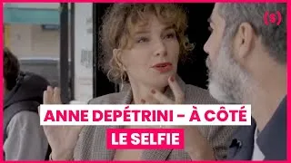 Miniature : Anne Depétrini tombe de sa chaise - À Côté ep.3