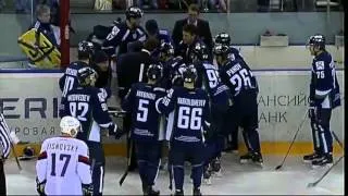Miniature : Un hockeyeur se fait couper la gorge par un patin !!