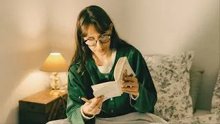 Miniature : listen your french friend read and annotate (soft spoken asmr)