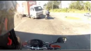 Miniature : Un camion qui ne respecte pas son feu rouge va percuter un motard