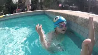 Miniature : Clara 5 ans nage toute seule crawl ecole et cours de natation cannes 3