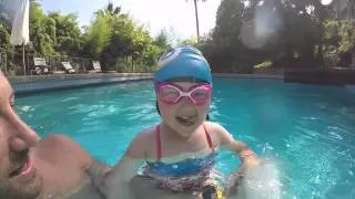 Miniature : Alice 4 ans nage toute seule en grand chien presque crawl ecole et cours de natation cannes