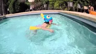 Miniature : Alice 4 ans nage toute seule en grand chien avec frite ecole et cours de natation cannes