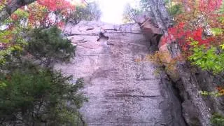 Miniature : Il fait une chute impressionnante en escalade !