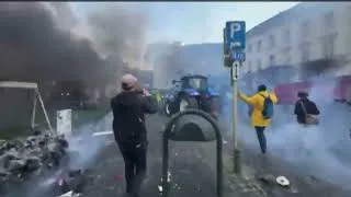 Miniature : Un tracteur fonce sur la police qui gaze les agriculteurs