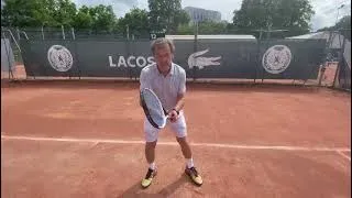 Miniature : La minute du coach : pourquoi les pros font tourner leur raquette avant de retourner un service ?