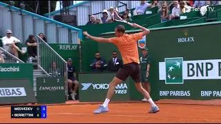 Miniature : Daniil Medvedev's Epic Meltdown in Monte-Carlo! He smashed his racket 7 times and the crowd loved it