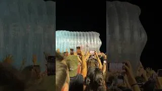 Miniature : Katy Perry Crowd-Surfs Inside a Giant Water Bottle at LOVELY BRIVE FESTIVAL, FRANCE