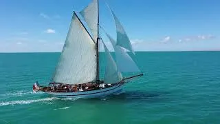 Miniature : Sailing the seas with Lola