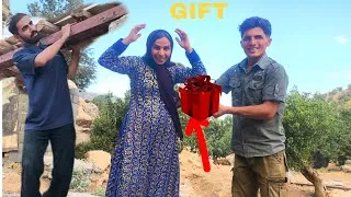 Miniature : A Heartwarming Surprise: Giving a Gift to a Young Homeless Woman