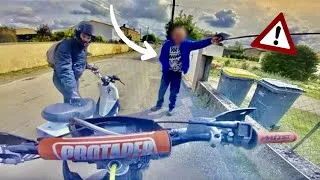 Miniature : J'ai croisé un fou en 50cc avec mon pote ( il veut nous 🔞…)