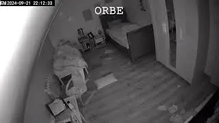 Miniature : Paranormal La lumière se met à scintiller… alors que la chambre est vide