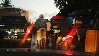 Miniature : MADAGASIKARA. TOLIARA. Embouteillages de pousse pousse