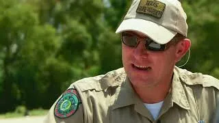Miniature : Ivre et sans permis : Il tente d'échapper au garde forestier | La loi du Texas