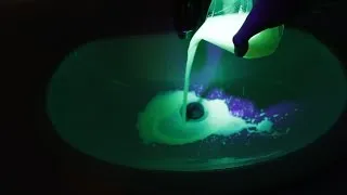 Miniature : Faire de l'Eau LUMINEUSE ! (Tuto Halloween)
