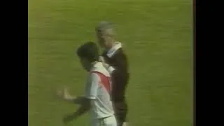 Miniature : L'arbitre renversé lors du match entre l'Italie et le Pérou au Mondial