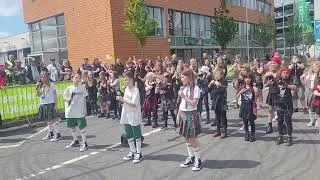 Miniature : Kids On Stage - Live - Pink Floyd (Another Brick In The Wall)