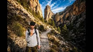 Miniature : Cette route pavée traverse tout le canyon
