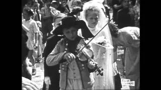 Miniature : Défilé avec chars fleuris et enfants costumés - Fonds Tellier