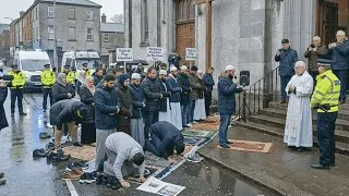 Miniature : Des musulmans ont prié devant une église catholique… Puis un signe puissant est apparu